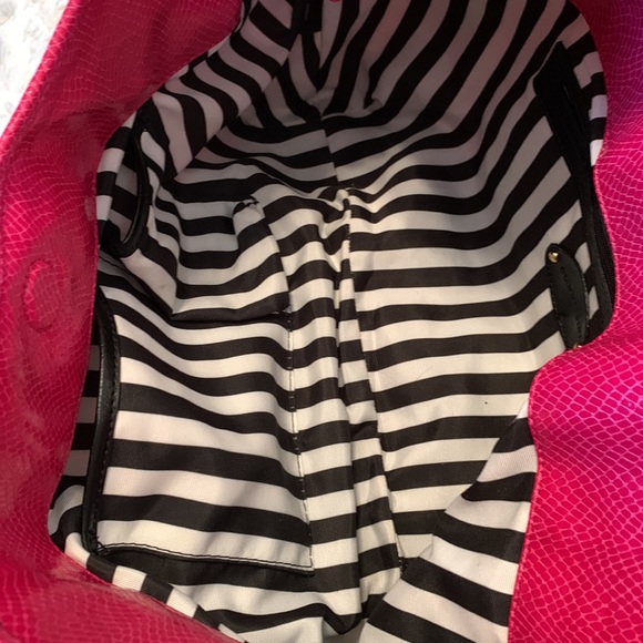 Gianni Bini fuchsia handbag - Picture 4 of 5